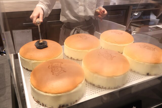 【大阪・梅田】「超焼きたて」が食べられるカフェ併設「りくろーおじさん」グランフロント大阪に誕生【開店レポート】