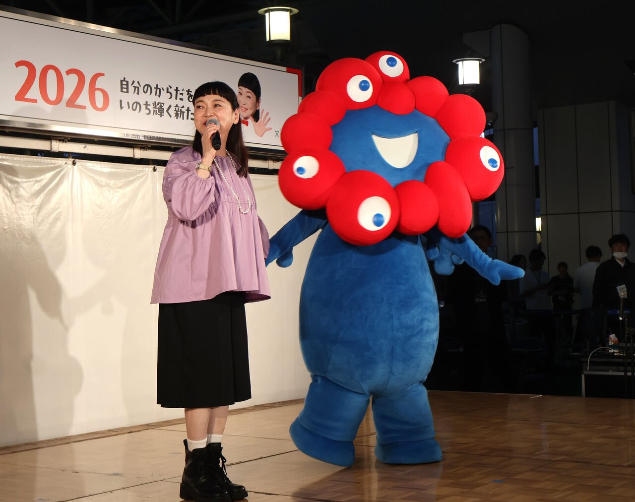 【大阪・梅田】ミャクミャクが70人とダンスに挑戦！内場勝則＆未知やすえ夫妻が介護予防の大切さをPR