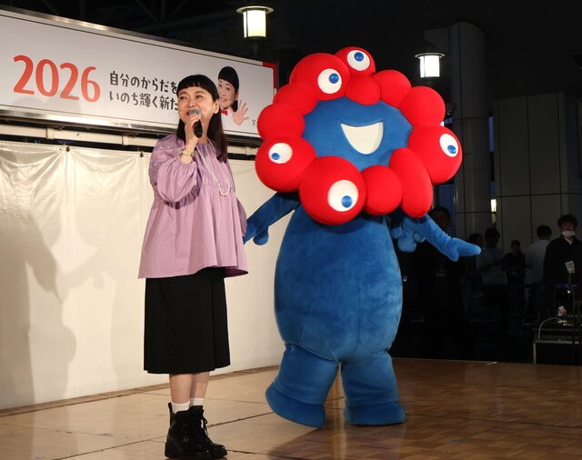 【大阪・梅田】ミャクミャクが70人とダンスに挑戦！内場勝則＆未知やすえ夫妻が介護予防の大切さをPR