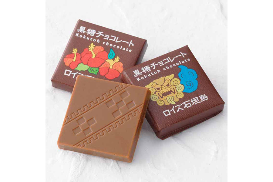 沖縄限定、「ロイズ石垣島」の「黒糖チョコレート」（32枚・1,350円）、同バリューボックス（360g・約72枚入り・2,916円）