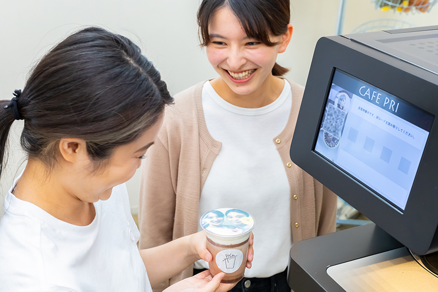 簡単操作のフードプリンターを使ってカラー印刷します（提供写真）