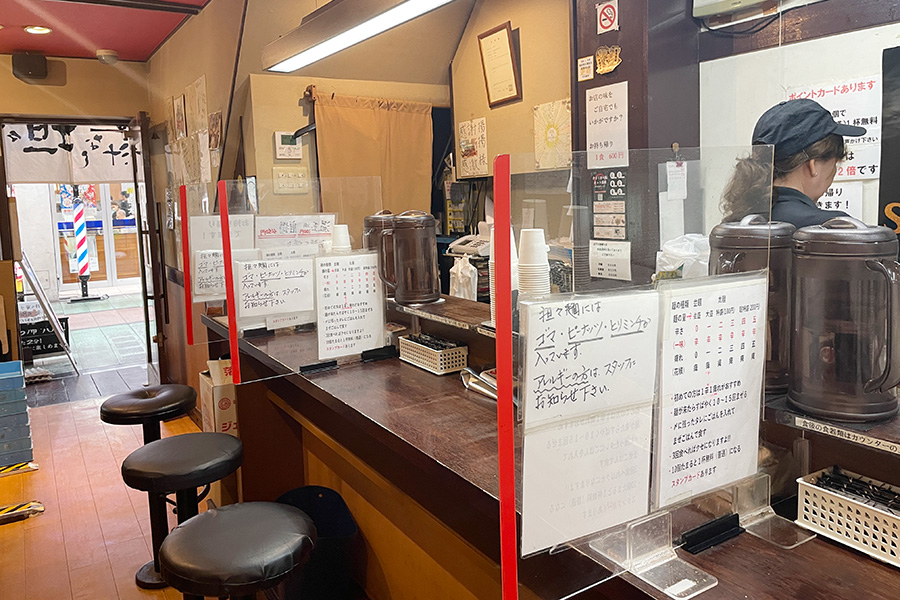 店内にはカウンターと２人がけのテーブルがあります（2025年撮影）
