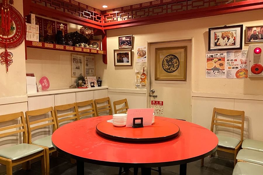 「双龍居 池田町本店」店内には、雰囲気のある円卓も（2025年撮影）