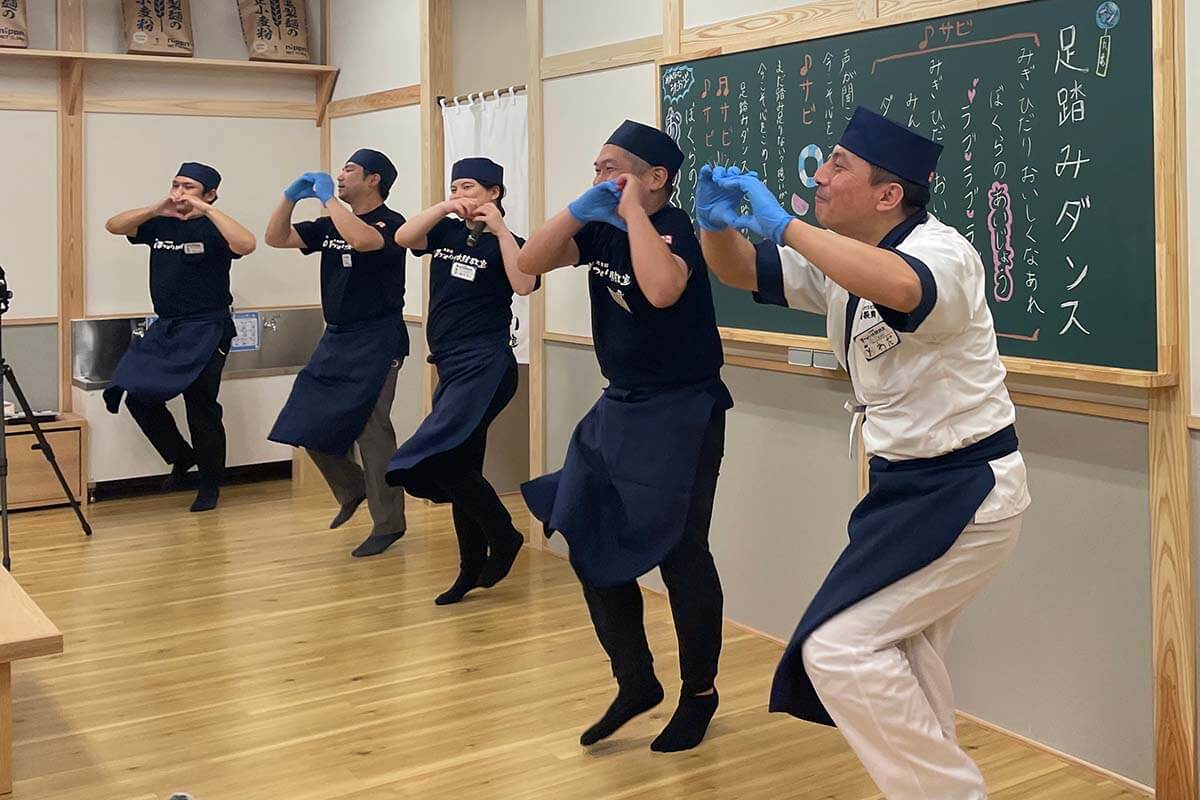 職人の制服のままハイテンションに「ラブ！ラブ！ラブ！」