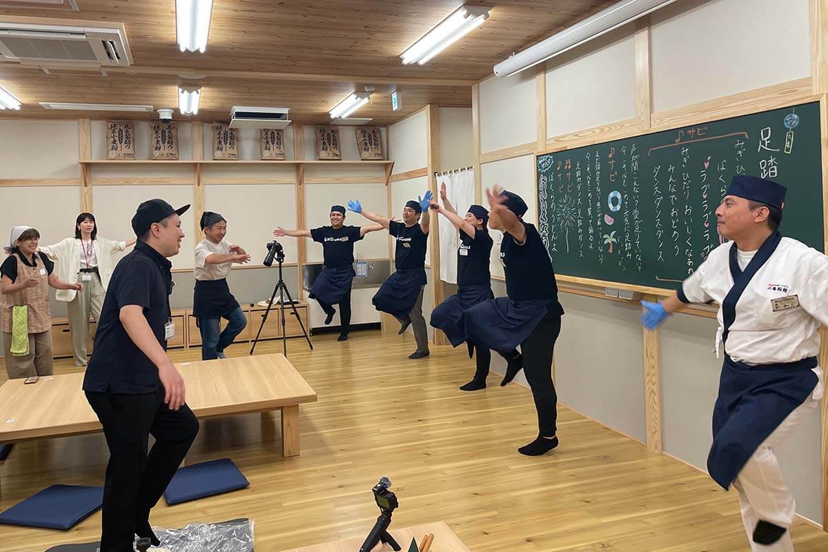 先生が全員でダンスをして、一緒にうどんに愛情を込めます