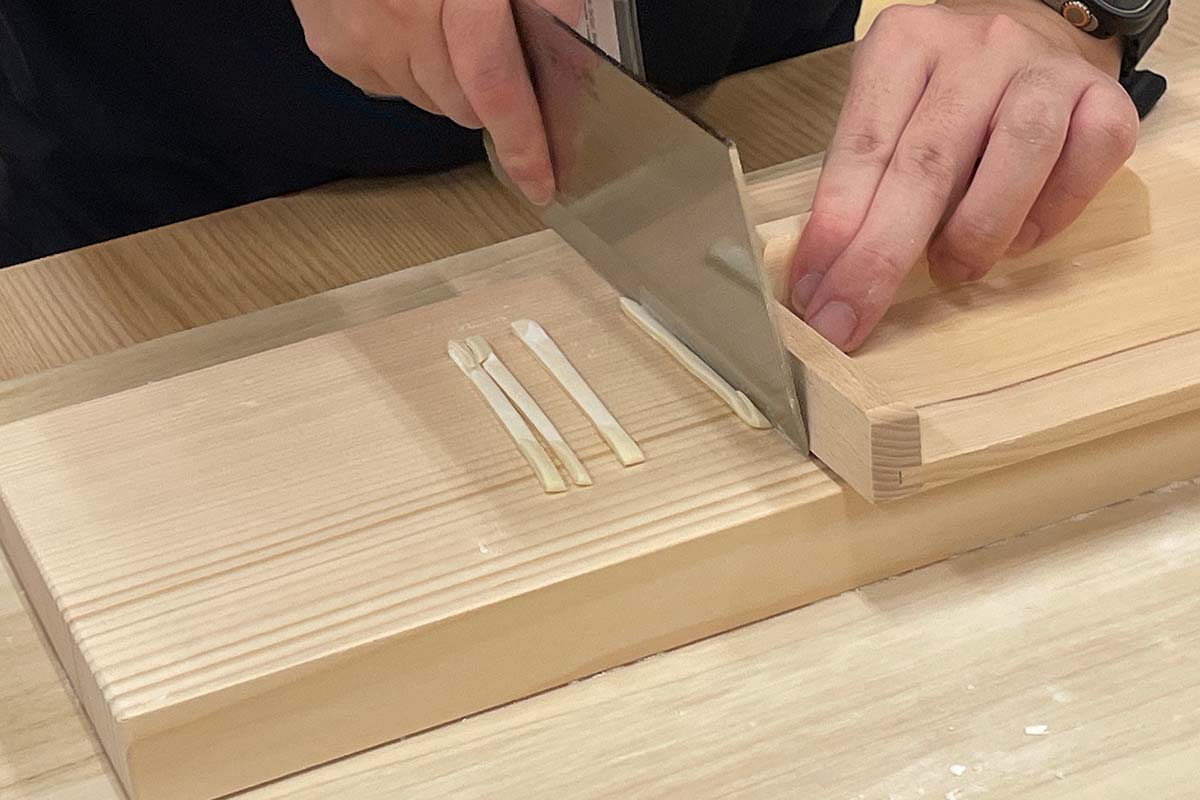 よく切れる包丁でリズム良くトントントン