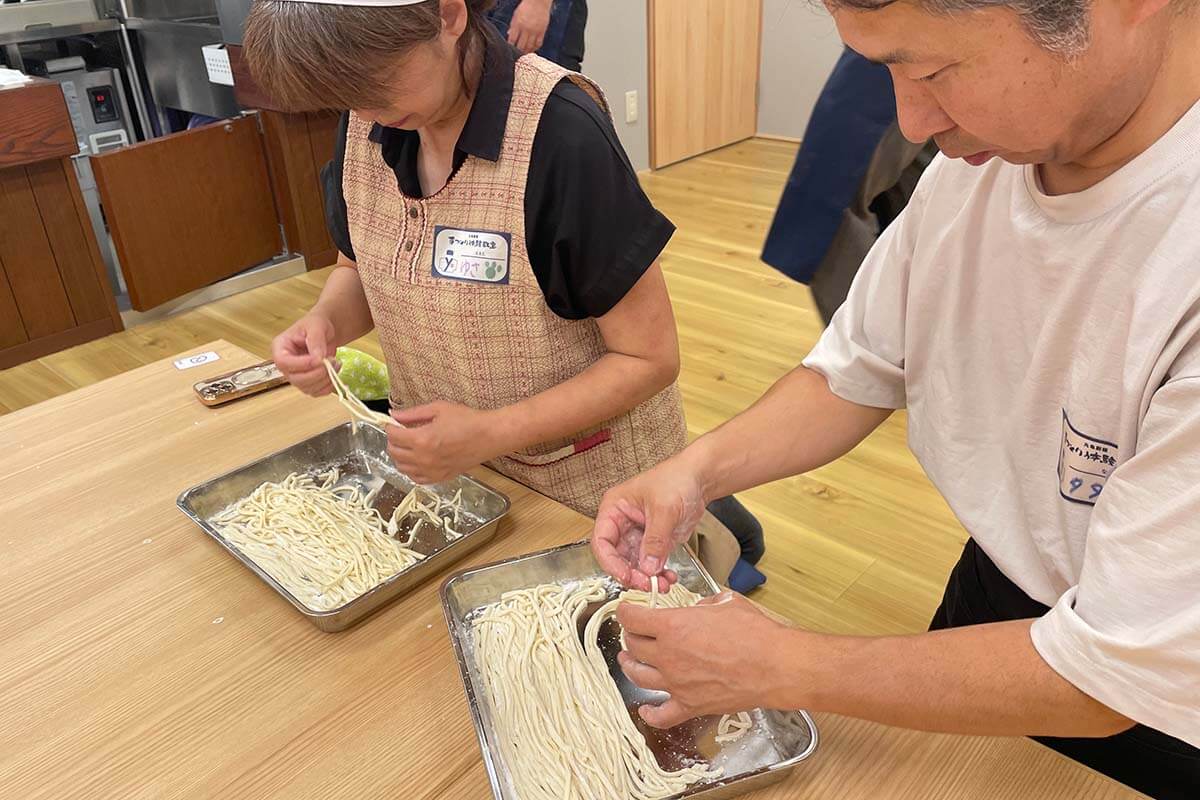 切り終えたらダマにならないよう広げていきます