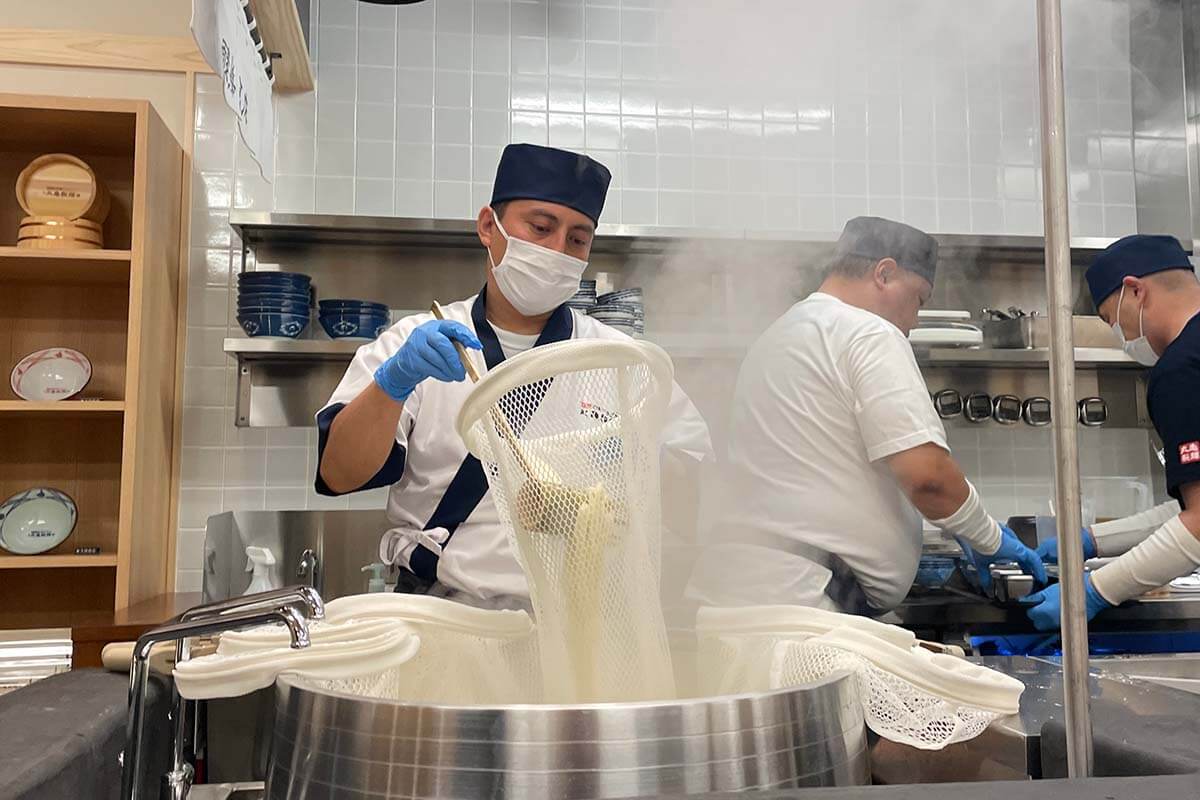 麺職人の鋭い目つきで麺を見る和田校長。それぞれ個性の違う麺を色艶や固さでベストな状態までゆで上げます