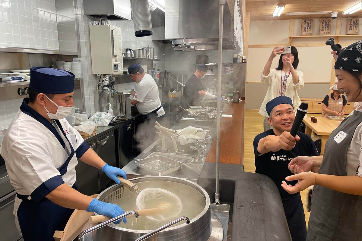 投入するときに「麺入れます」と声を掛けると、スタッフが全員で元気に「お願いしますっ！」