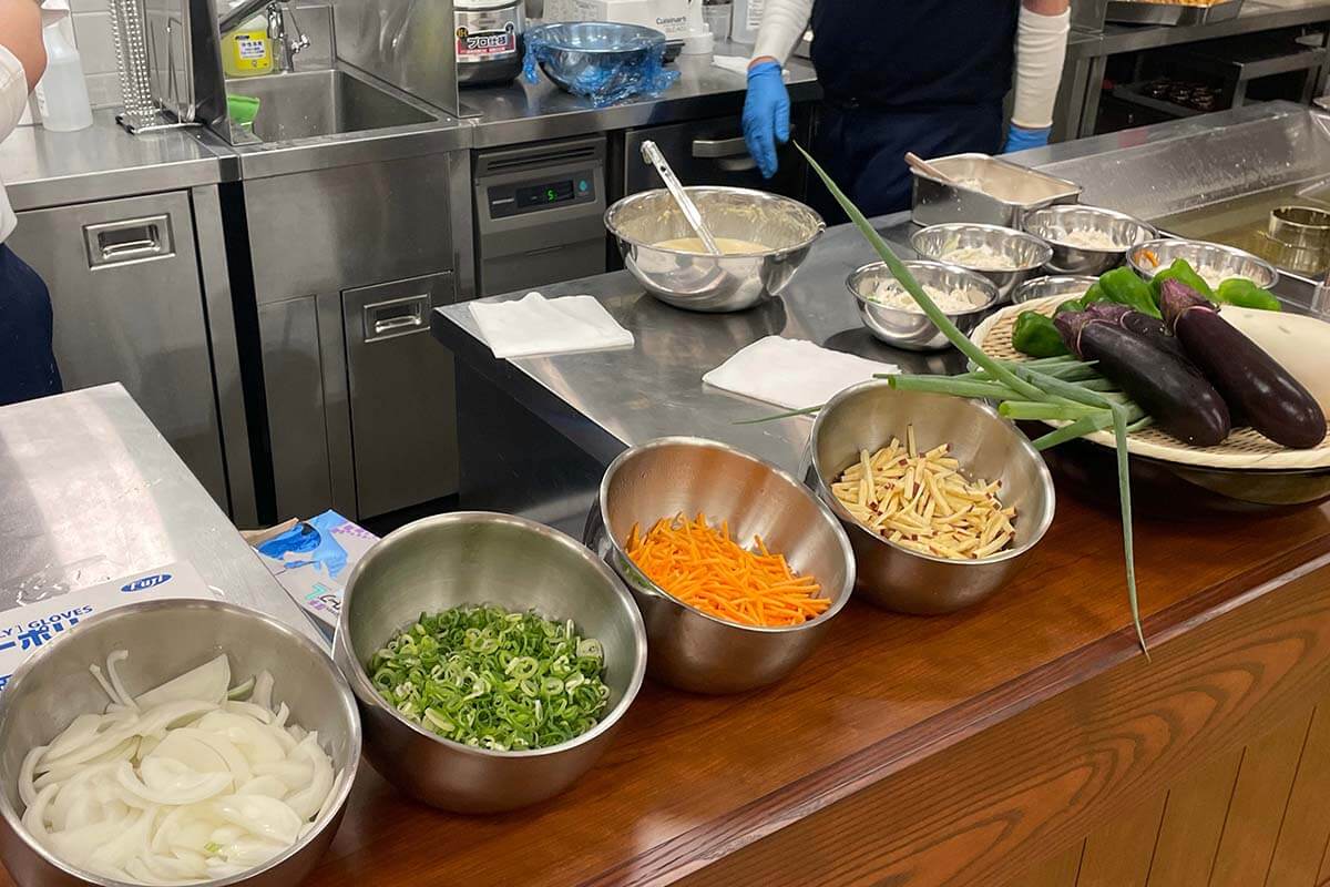 店舗と同じ「玉ねぎ、ネギ、ニンジン、さつまいも」の４種類に地元食材が加わり、お好みで配分を選べるかき揚げ作り