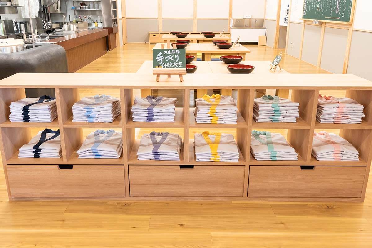 お店に入ると並ぶ、６色の子ども用制服　提供：丸亀製麺