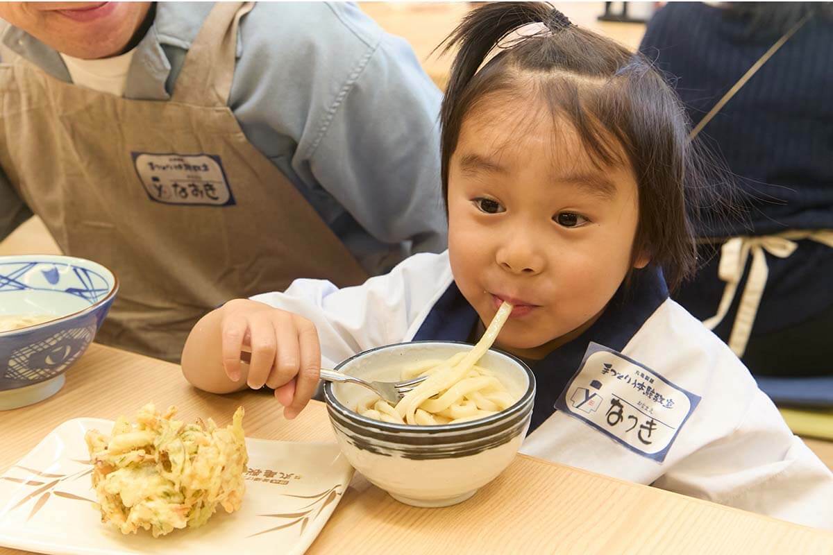 みんなで作ったうどんの味は格別　提供：丸亀製麺