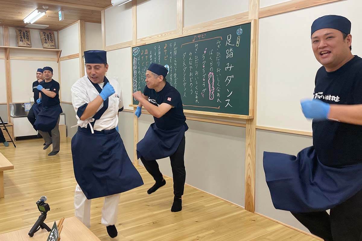 紺のラインが入った制服を着る校長が一番ノリが良くてアゲアゲ