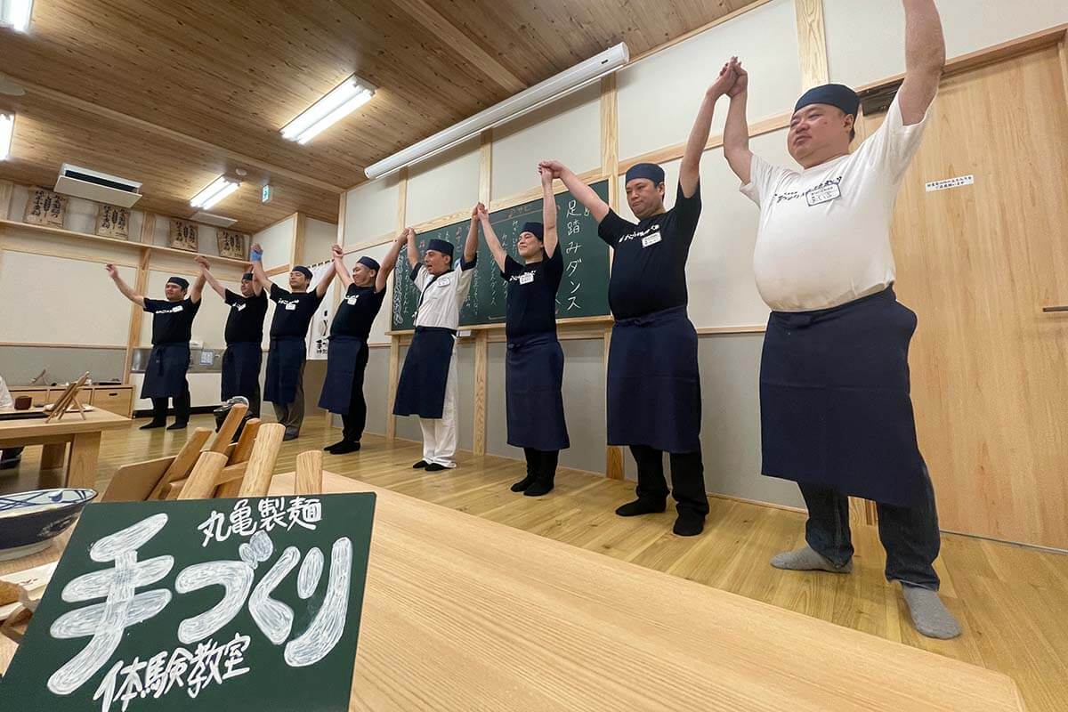 ショーのエンディングを先生全員で演出