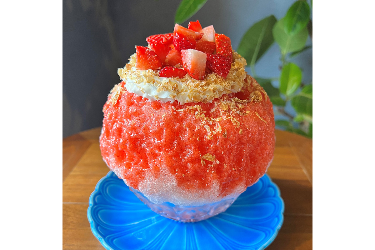 京都「京都氷屋 万年雪」の「まるごと生いちごパイ」（1,701円・阪神梅田本店初出店）