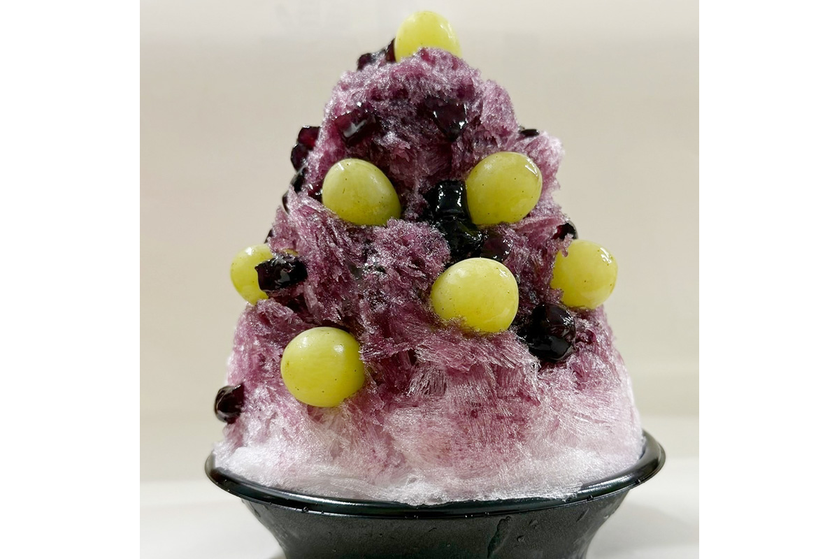 福岡「かき氷専門店 果実堂」の「まるごとぶどうかき氷」（1,701円・各日販売予定数30）