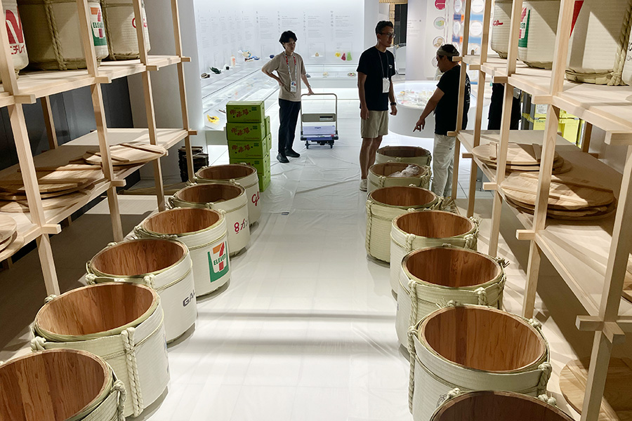 深夜におこなわれた「万博漬け」の漬け込み作業（2025年撮影／大阪・関西万博）
