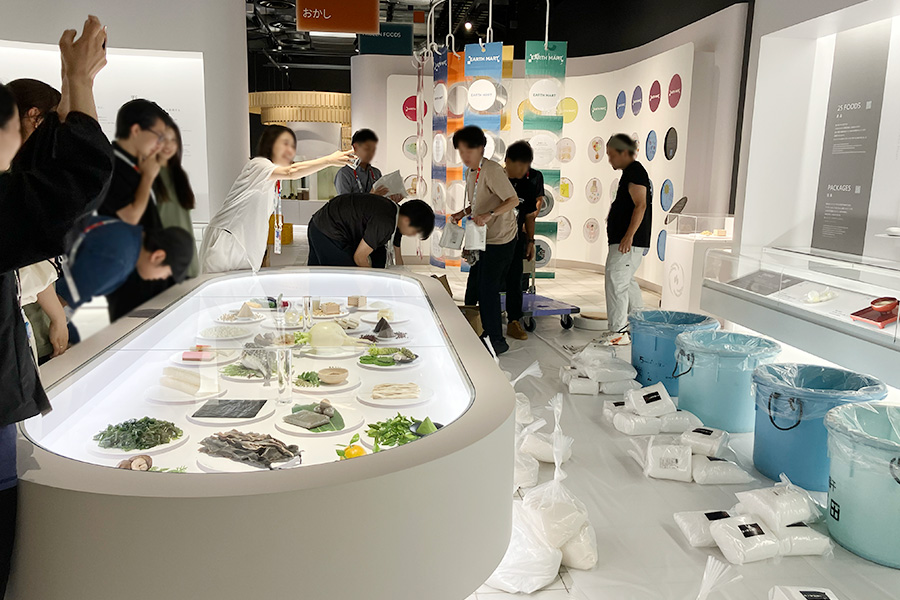 深夜におこなわれた「万博漬け」の漬け込み作業（2025年撮影／大阪・関西万博）