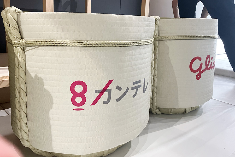シグネチャーパビリオン「EARTH MART」に協賛するカンテレ・ロゴ入りの樽（2025年撮影／大阪・関西万博）