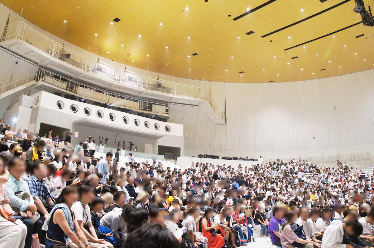 奥までいっぱいに観覧者が入場した『滋賀県デイ』のイベント会場