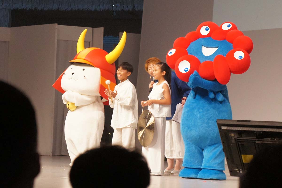 ひこにゃんとミャクミャクによるイベントスタートの合図