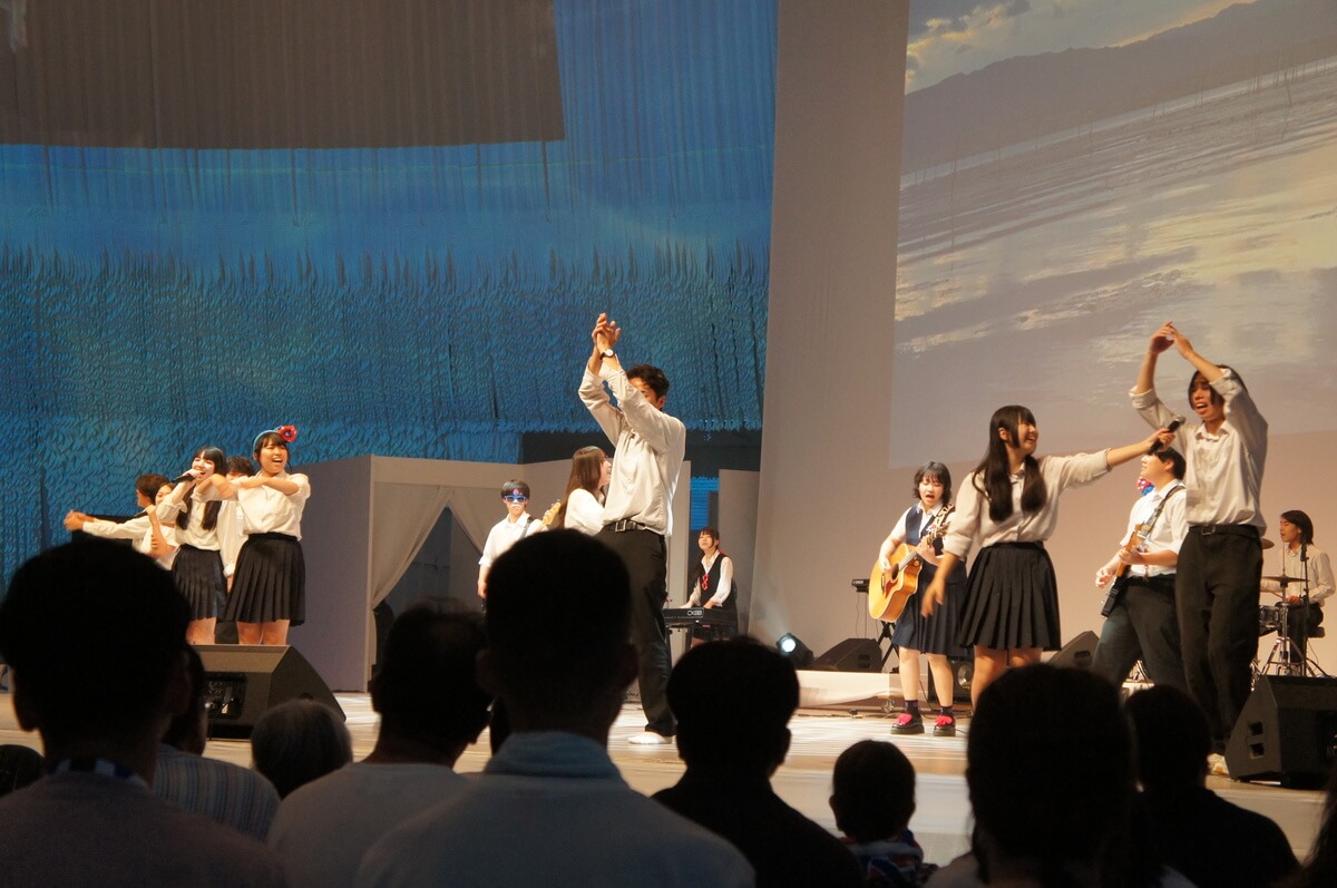 けいおんストリートLive実行委員会の演奏。滋賀にはアニメ『けいおん！』の聖地があることから軽音部の活動が活発
