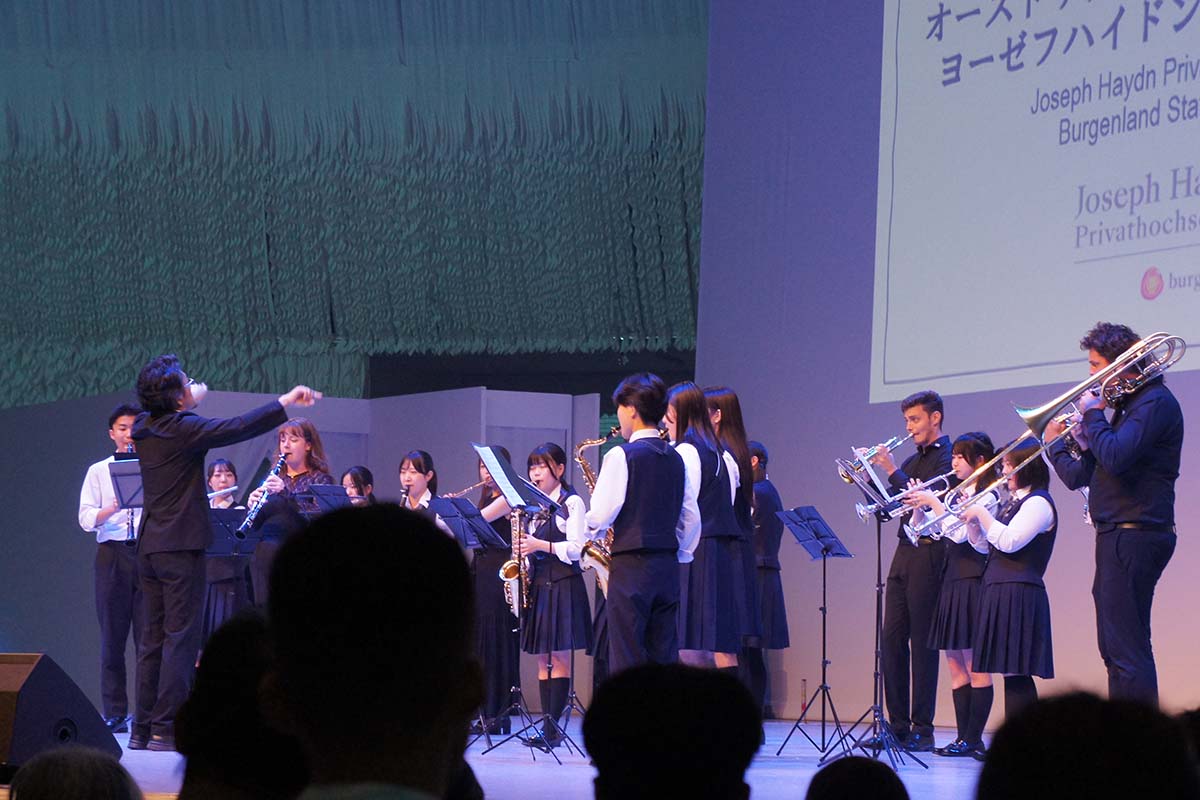 びわ湖と地形が似てることから交流のあるオーストリアのヨーゼフ・ハイドン音楽大学と石山高校の演奏