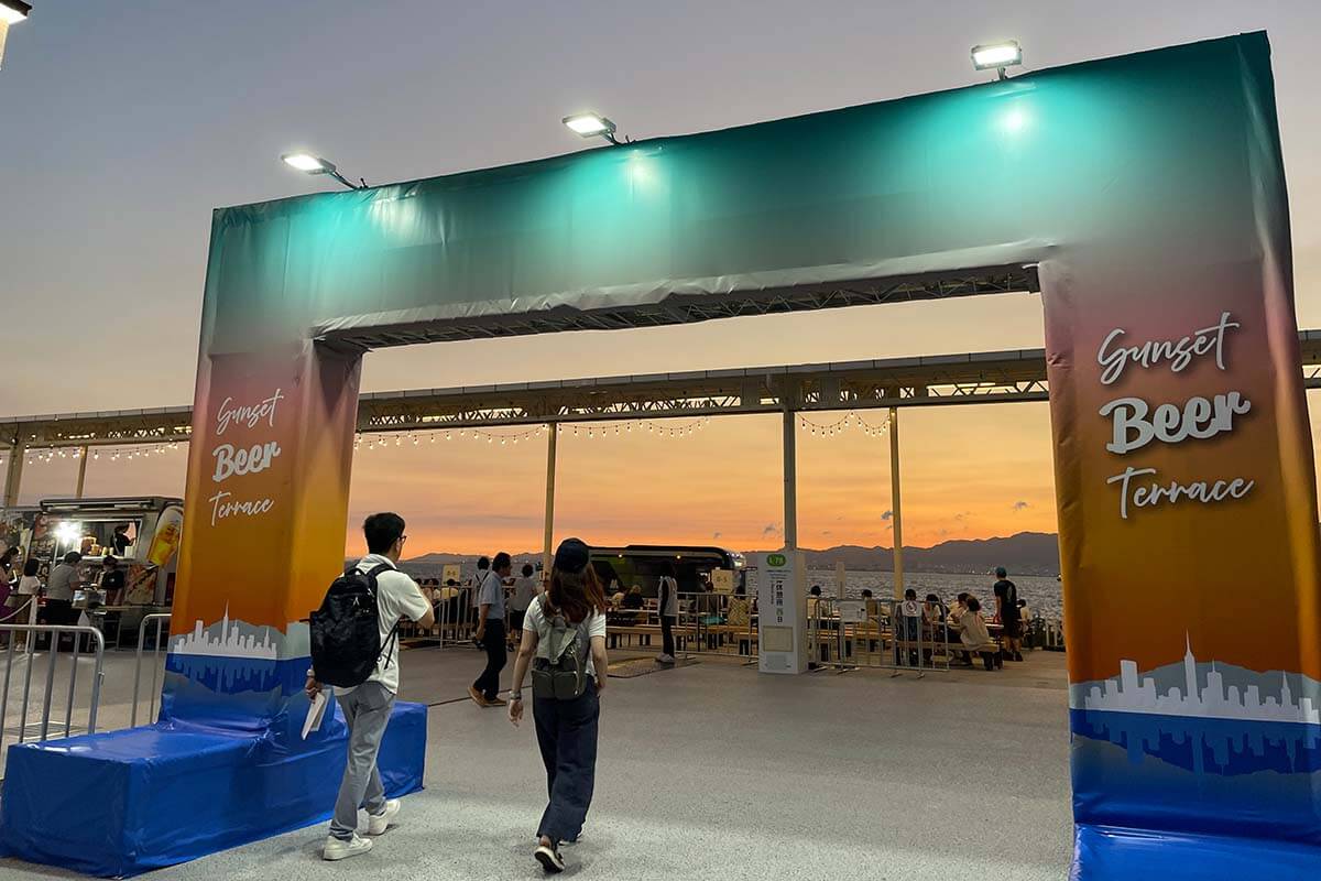 次から次と入場していく「EXPOサンセットビアテラス」