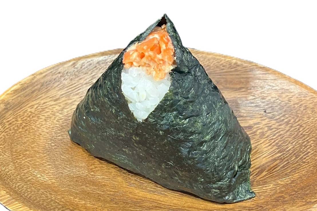 西宮に暮らして20年の宮っ子が考案した地元愛むすび。酒粕×白味噌だれが鮭を引き立てる「西宮ダブルさけむすび」（302円）