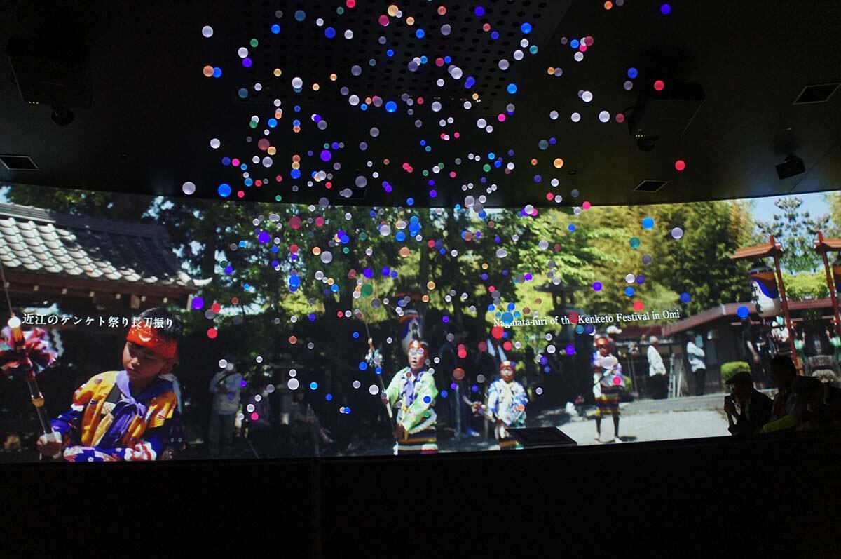 祭りのにぎやかな様子もカラフルに光る球体で表現