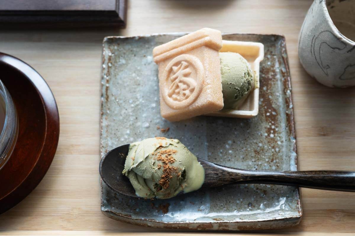 浅炒りほうじ茶＆ほうじシナモンのジェラート
