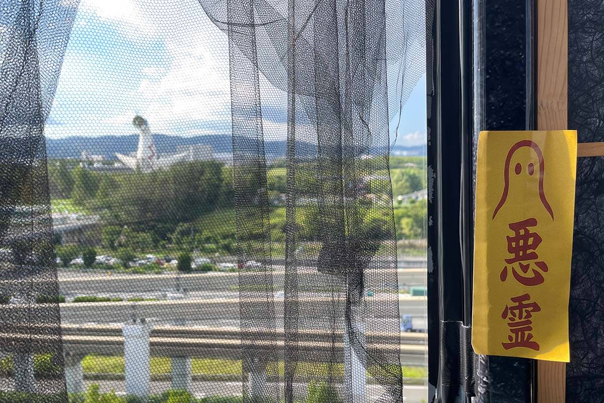 窓からは太陽の塔やEXPOCITYを見下ろすことができます