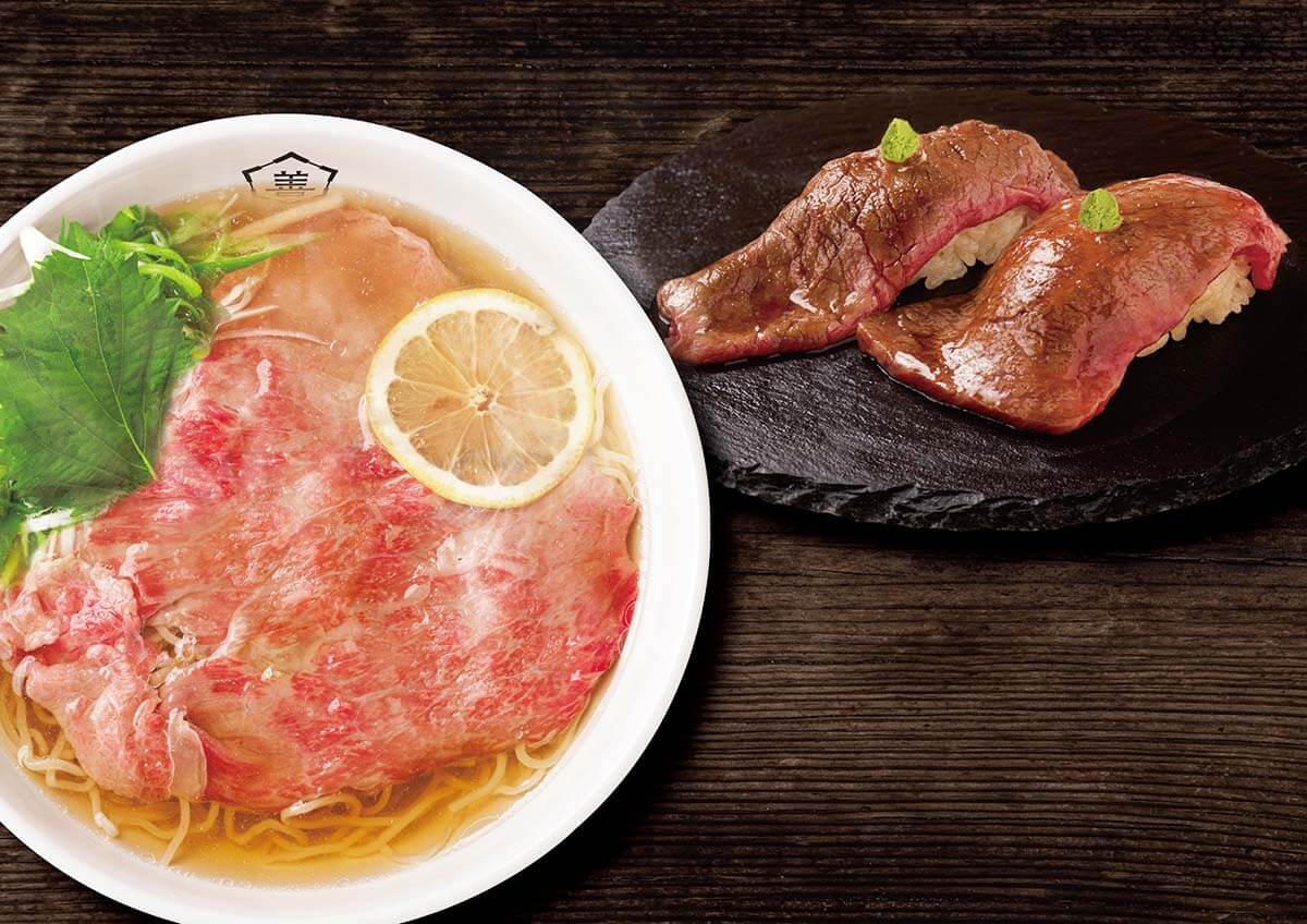 京都和牛ラーメン白＋肉寿司（赤身1貫・大トロ1貫）がセットになった京都祇園和牛ラーメン善吉商店のおすすめ贅沢セット（2,980円）