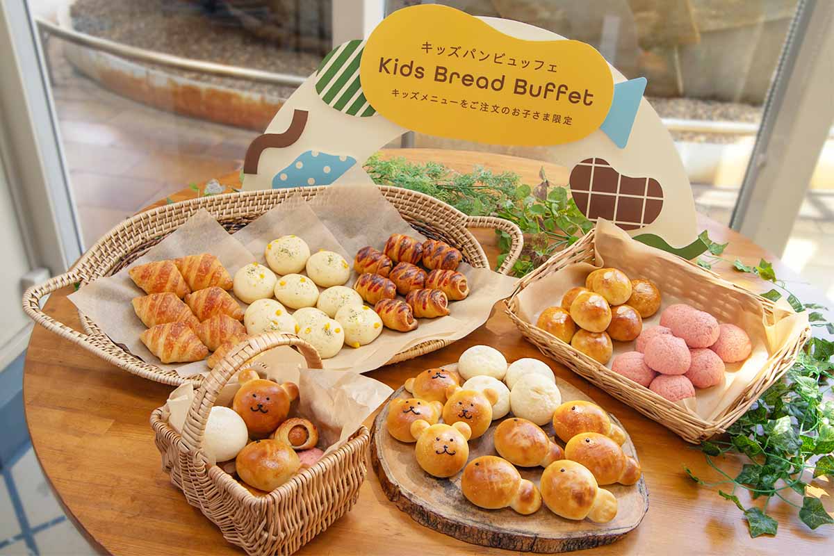 ころんとかわいいサイズのパンが並ぶキッズ用のパンブッフェコーナー