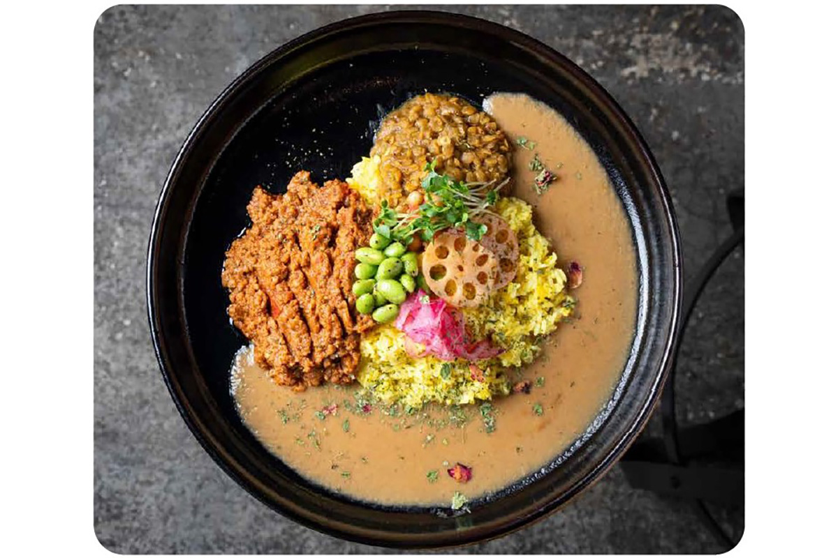 「イワシトルネード」（大阪・北浜）と「スープ料理タマキハル」（大阪・南森町）による、「北海道産蟹100%蟹スパイススープとTokyo Xポークキーマ&名古屋コーチン鶏出汁マメカレーの豪華3種盛りプレート」（2,484円）
