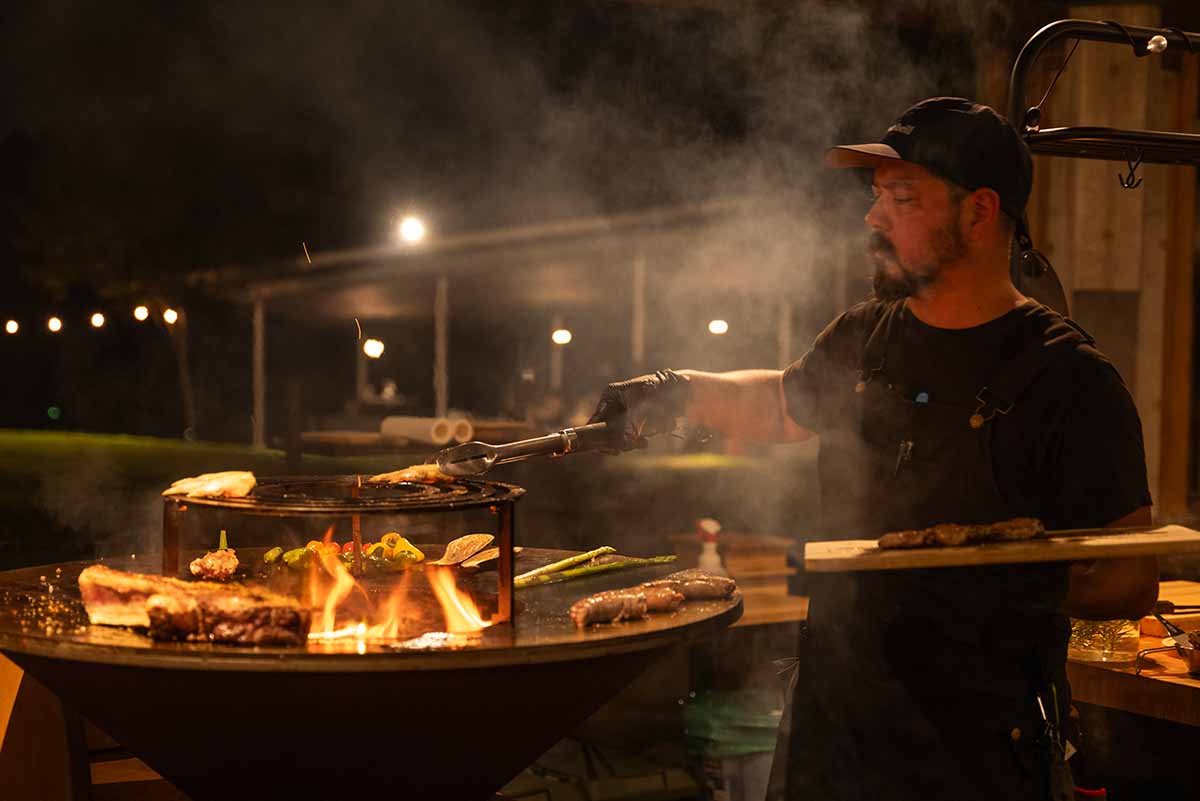 スモーク肉と旬の食材が織りなす「EN3（エンスリー）TOTTEI BBQ」のイメージ画像