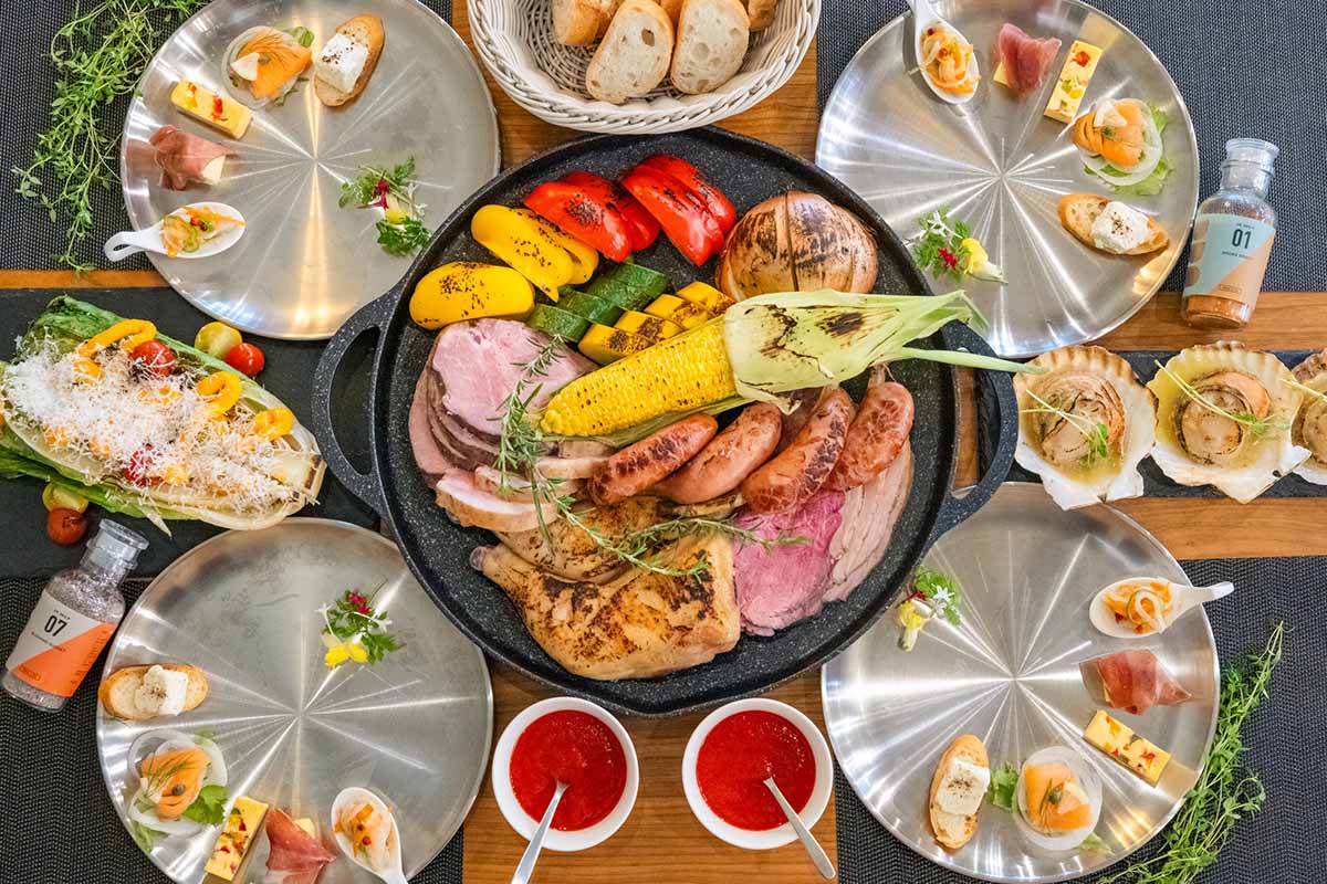 三田ポークや但馬鶏など、地元の恵みを味わう「EN3（エンスリー）TOTTEI BBQ」のメニュー例