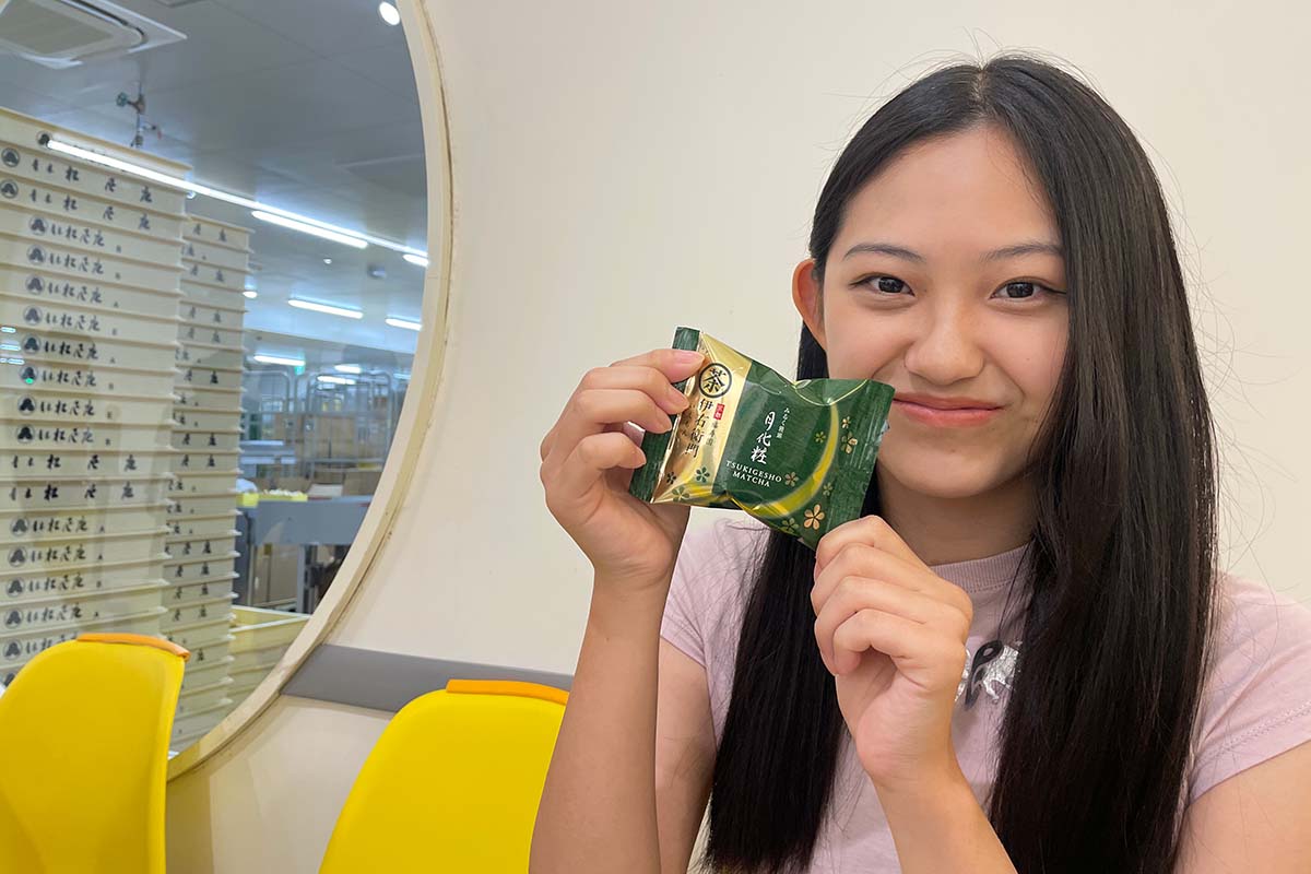 青木 松風庵の店舗の前を通るたびに「月化粧食べたいっ！」と叫ぶほどのファンだとか