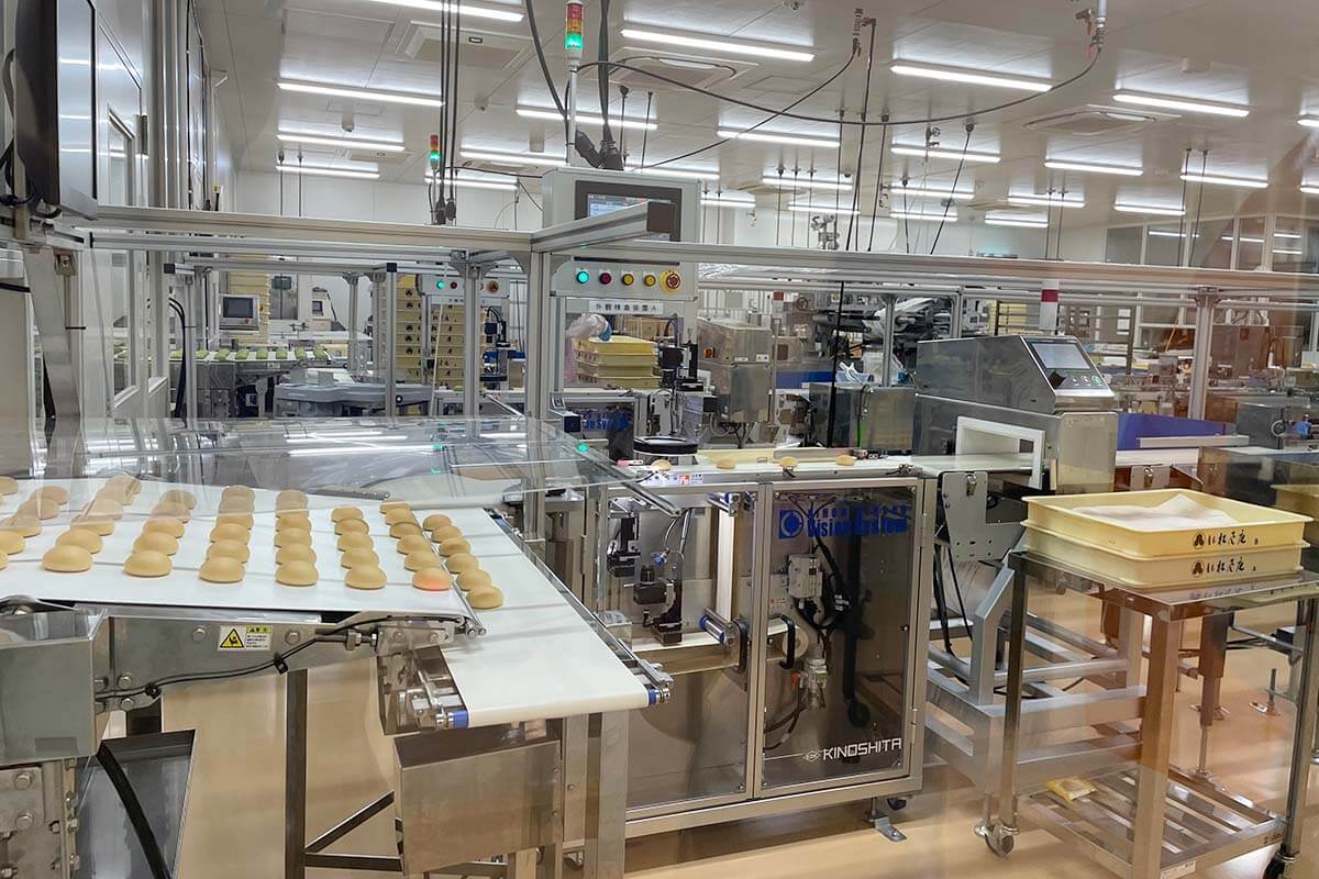 焼き上がった月化粧は、金属探知機を通し異物の混入がないかチェック