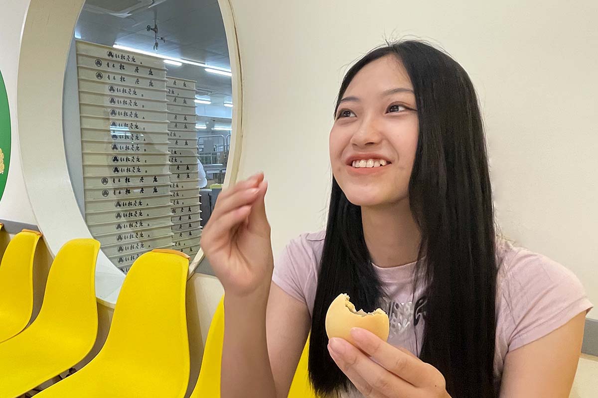 「いつものしっとりとした食感と違って、サクッとしてる！」と味わうwakanaさん