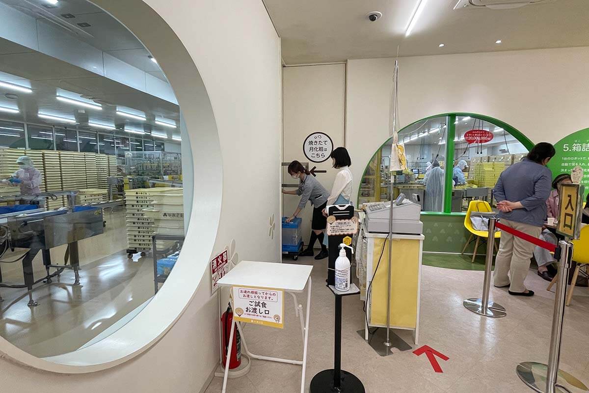 工場見学の参加者限定で、出来たての月化粧が1つ無料でプレゼントされます