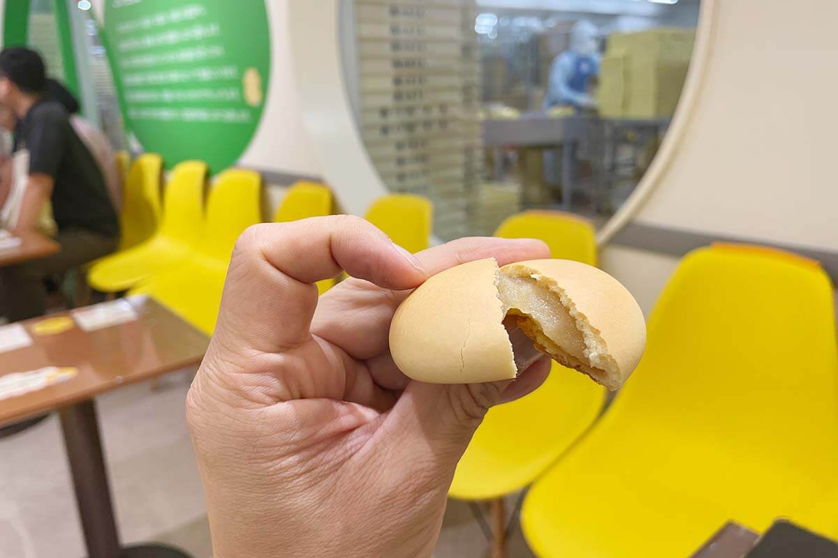出来たてを割るとわかるクリーミーなミルク餡