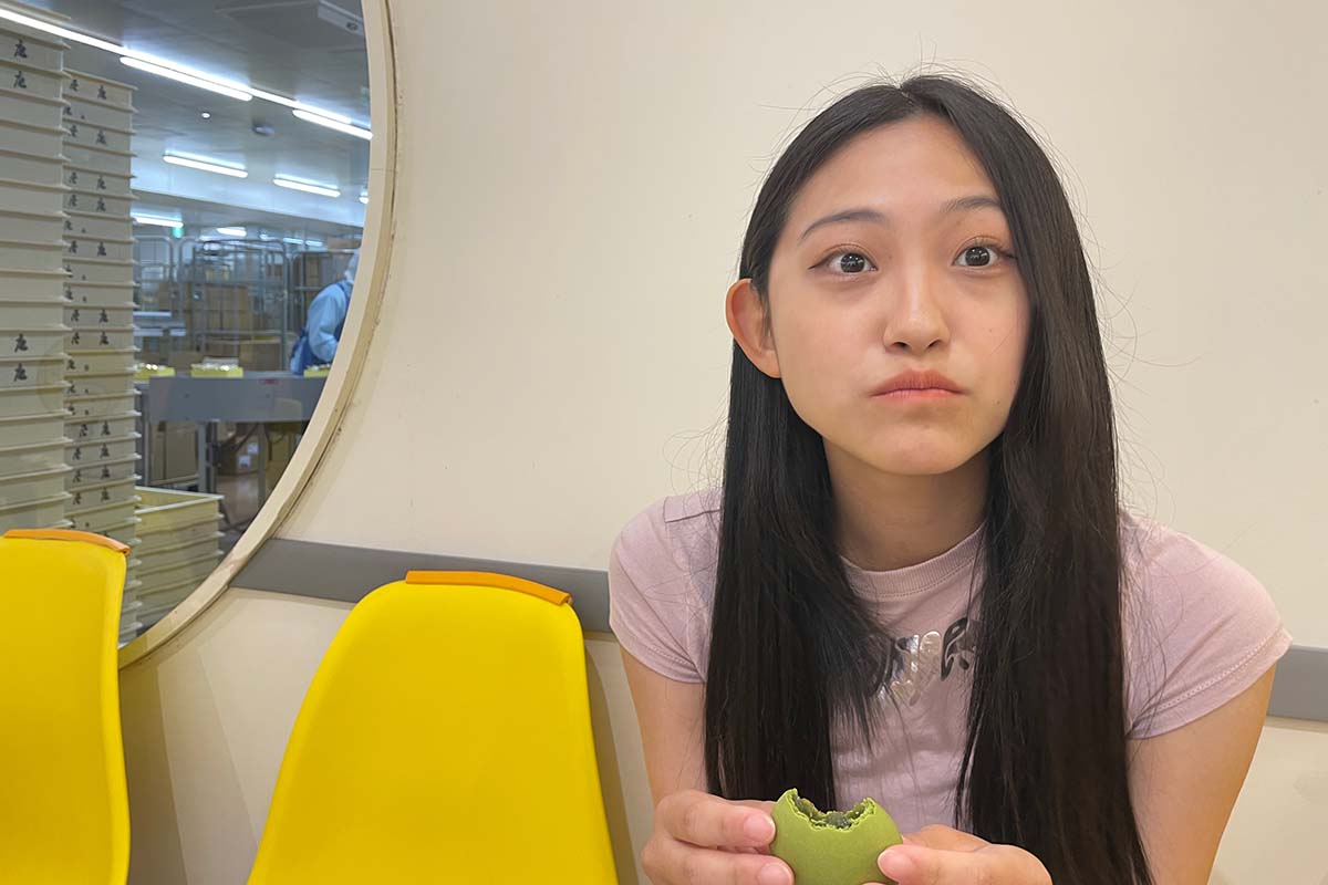 「うっま！ 抹茶の風味がすごいっ」と驚くwakanaさん。本来の試食はスタンダードのみですが、工場では出来たての抹茶味も販売しています（5個900円）