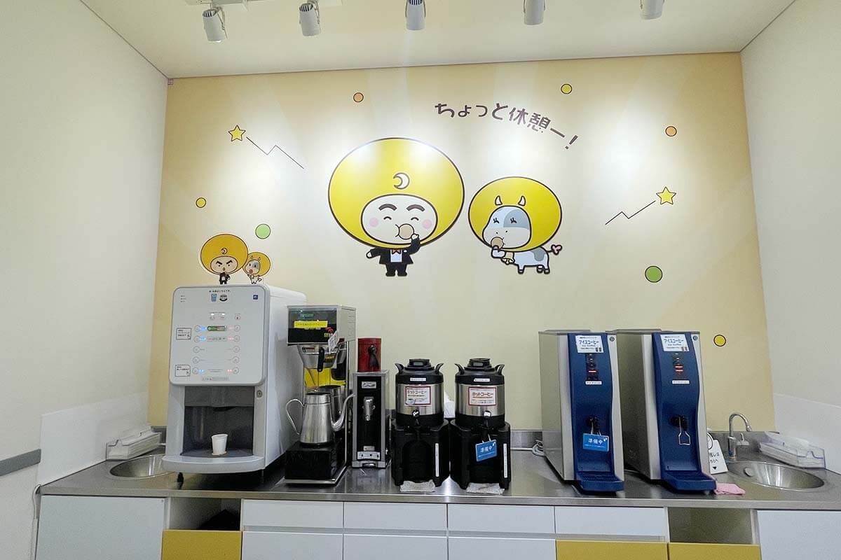 試食スペースにはコーヒーなどのフリードリンクもあり、至れり尽くせり