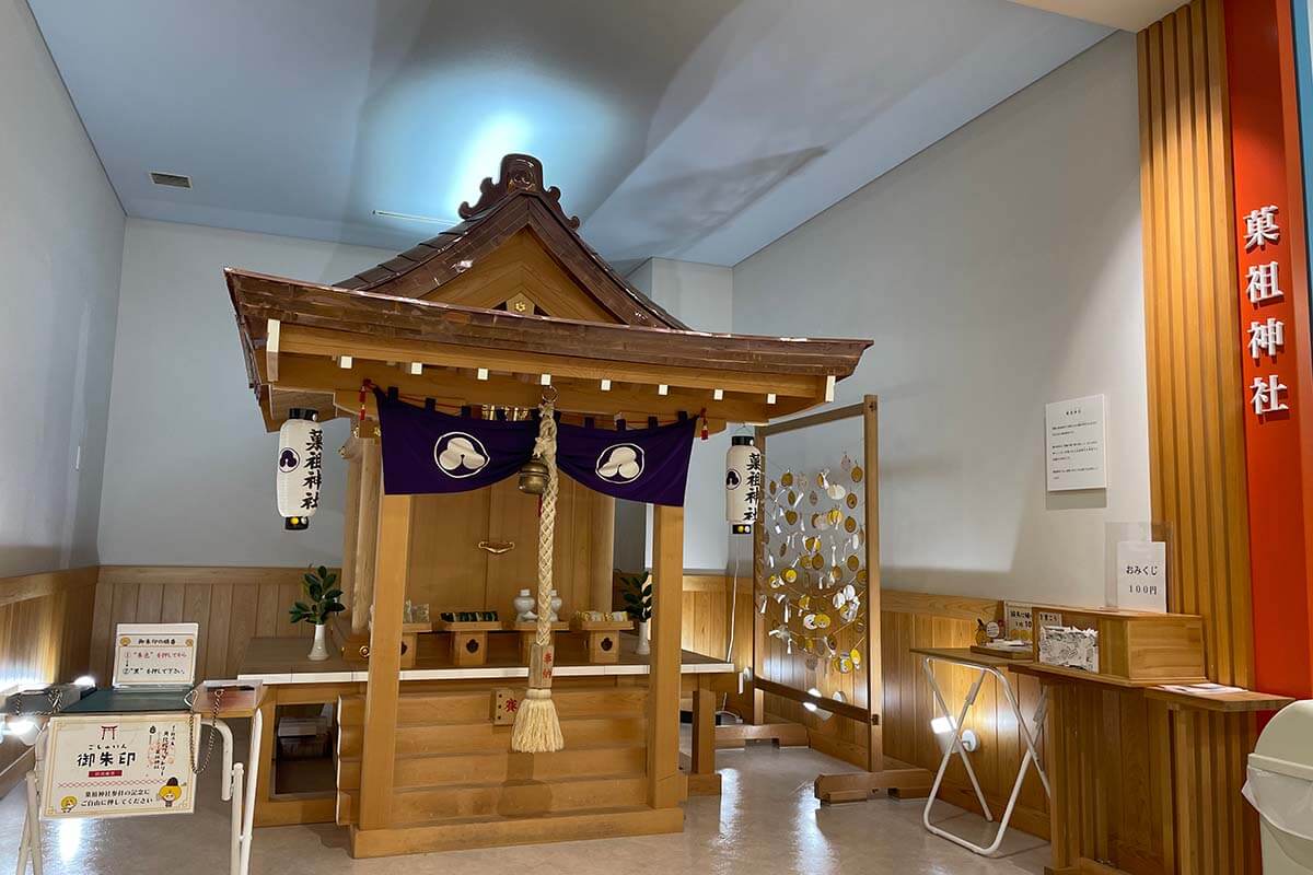 和歌山県海南市にある「お菓子の神様」を祀る橘本神社の分霊として「菓祖神社」が工場内に