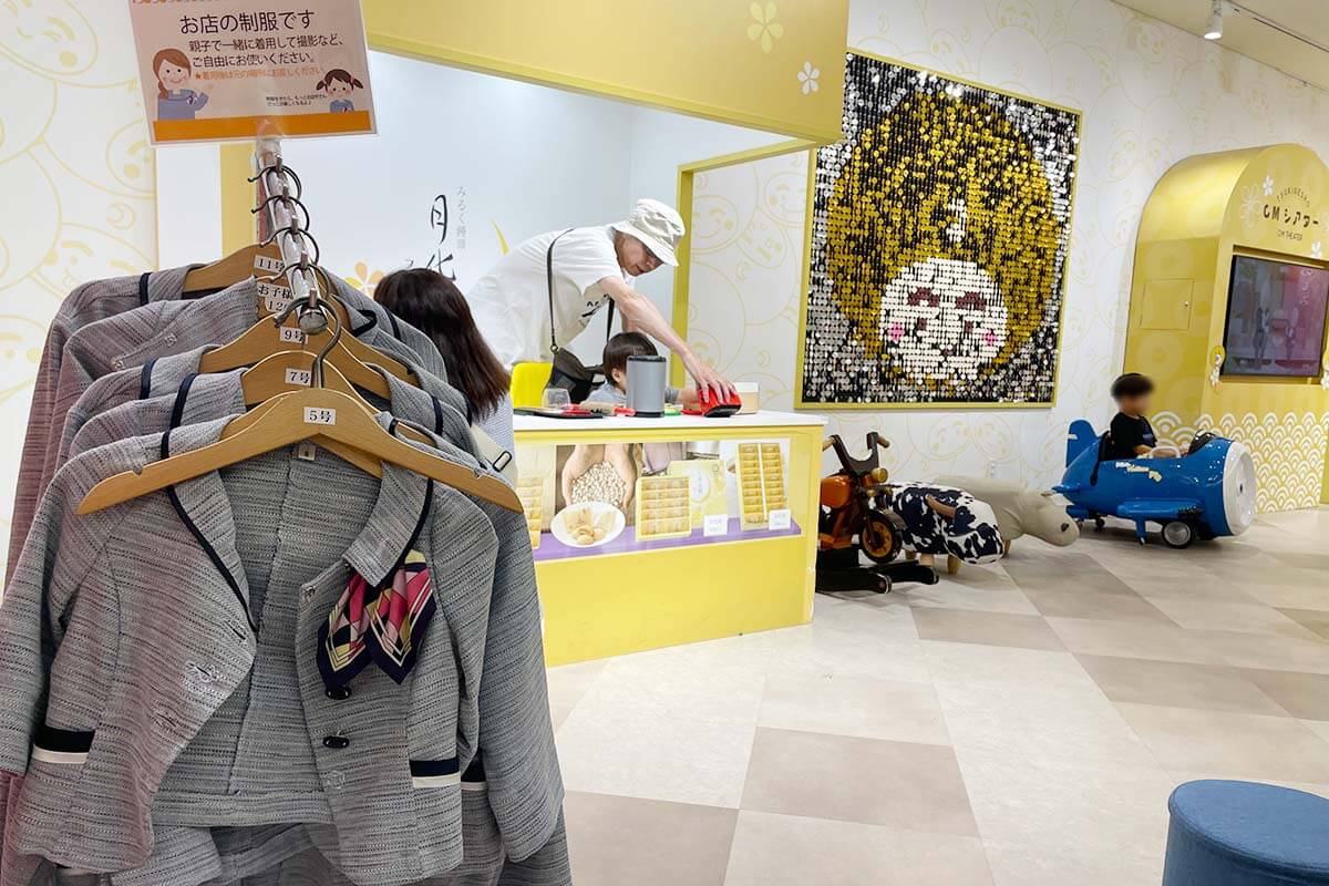 子ども用に用意されたスタッフの制服。店舗のセットで遊んだり、記念撮影もできます