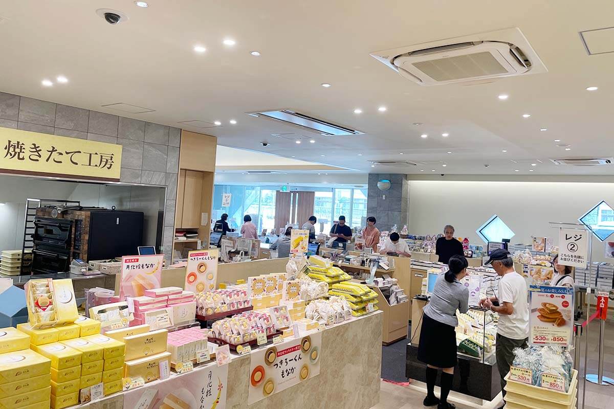 店舗では常に100種類ものお菓子を販売しており、三世代でそれぞれ好きなものを買える品揃え