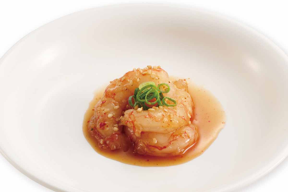 特製のヤンニョンジャン、リンゴを使用した醤油タレに漬け込み、ねっとりとした食感とエビの甘みをしっかりと味わえる大韓民国の料理「カンジャンセウ」