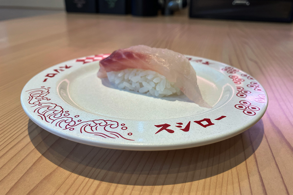 回転寿司では珍しいネタ、海上養殖された「愛南育ちのセンネンダイ」もシリーズに登場（大阪・夢洲、2025年撮影）