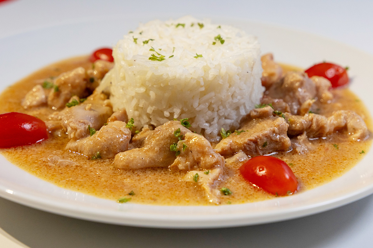 鶏肉をピーナッツグレービーで煮込んだ、アンゴラの家庭料理「CHICKEN MOAMBA（チキンムアンバ）」（2,150円）